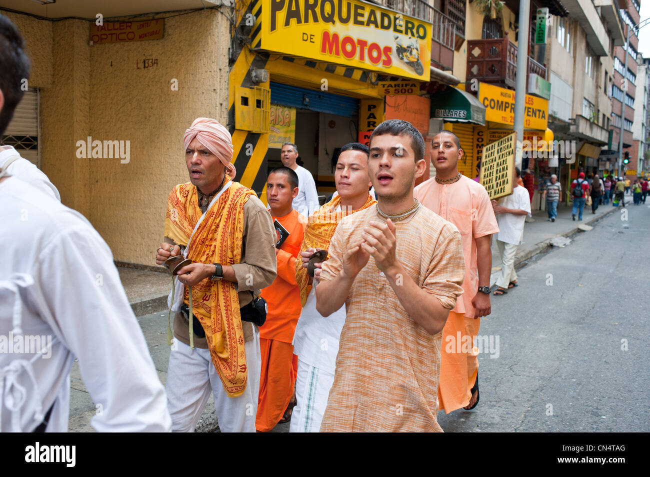 Ukraine Kiev 5 2020 : Krishnaites Caminham Pela Rua Cantando E Dançando. Hare  Krishna Krishnaist Religioso Ucrainista Imagem Editorial - Imagem de  pregadores, krishna: 185924935