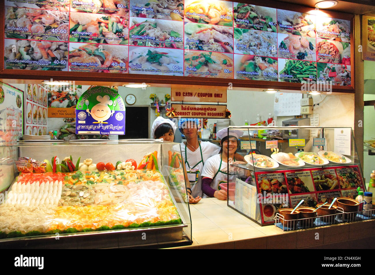 Anusarn Market food stall in Chiang Mai Night Bazaar, Chan Klan Road, Chiang Mai, Chiang Mai Province, Thailand Stock Photo