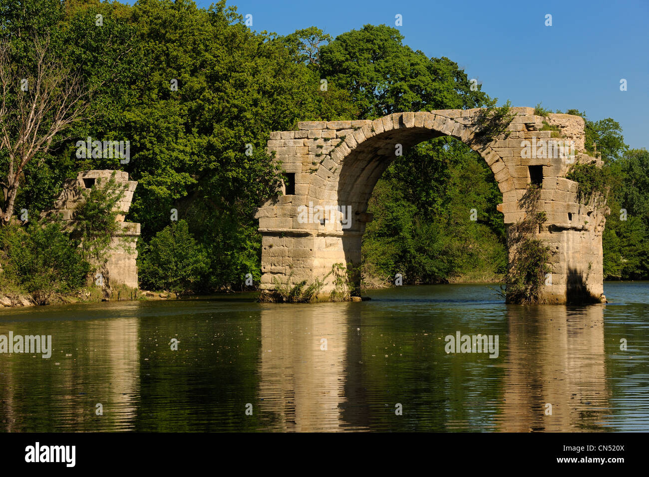France, Herault, near Lunel, Oppidum of Ambrussum on the Via Domitia, the Pont Ambroix (Ambroix bridge) on the river Vidourle Stock Photo