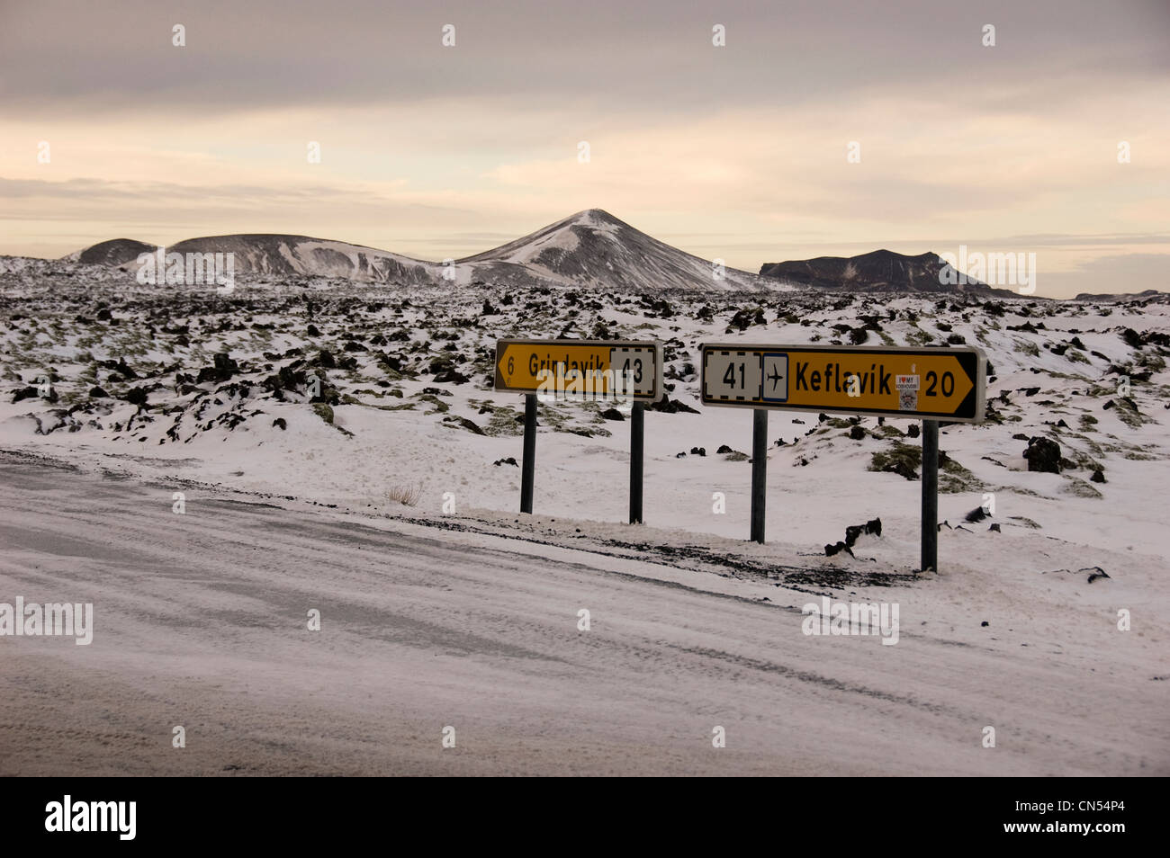 Iceland, Sudurnes Region, Grindavik, the Blue Lagoon, signboard towards Keflavik airport in the middle of snowy road Stock Photo