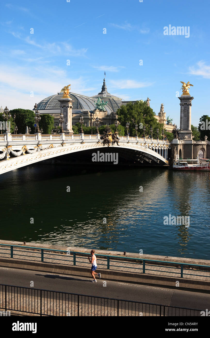 Pont alexandre iii jogging hi-res stock photography and images - Alamy