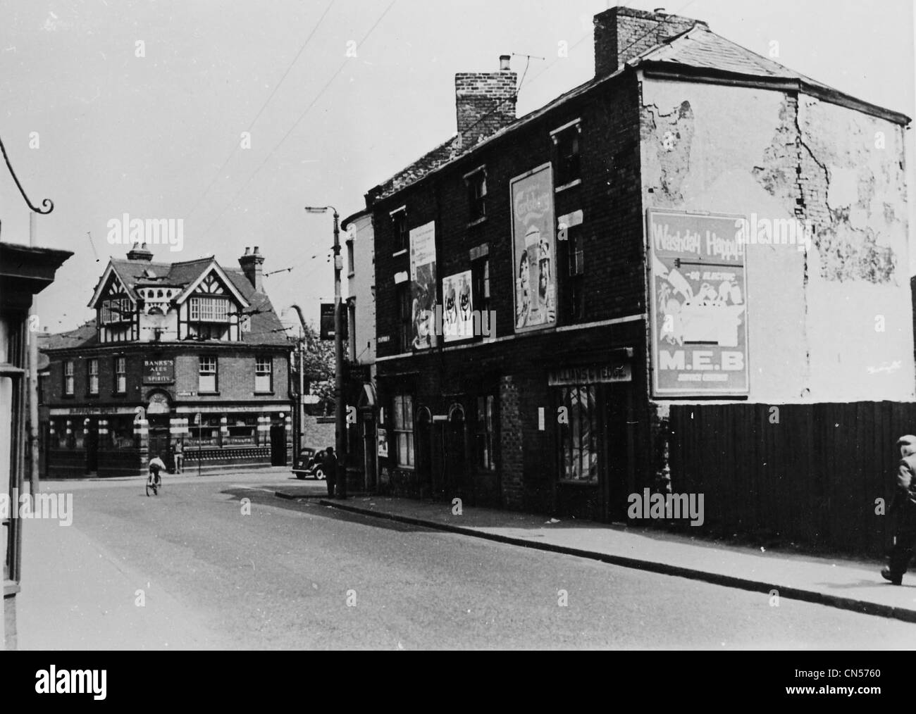Stafford Road, Wolverhampton, mid 20th century. Elephant and Castle