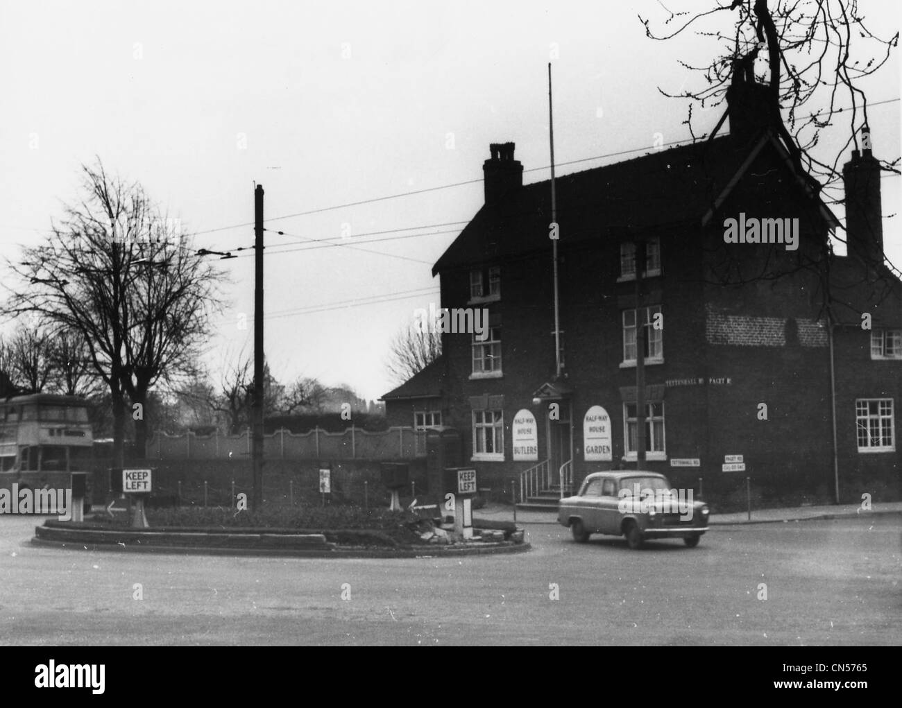 Halfway House, Tettenhall Road, Wolverhampton, mid 20th century. The public house on Tettenhall Road at junction with Paget Road Stock Photo