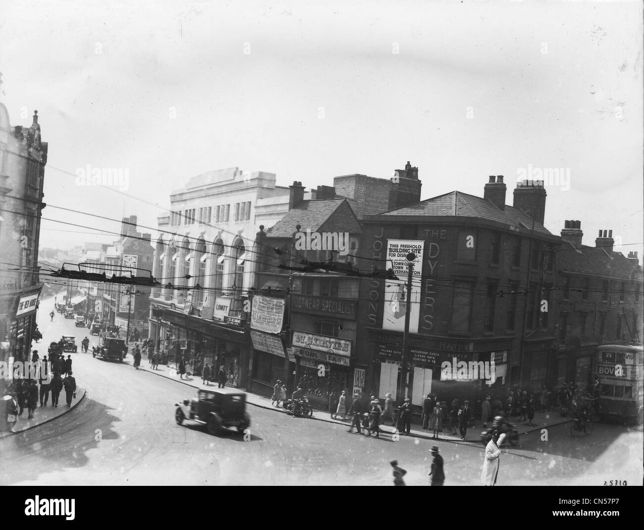 Shopping Victoria Street Wolverhampton, 1920s. Shops include Beatties department store, Davies shoe store and Johnsons the Dyers Stock Photo