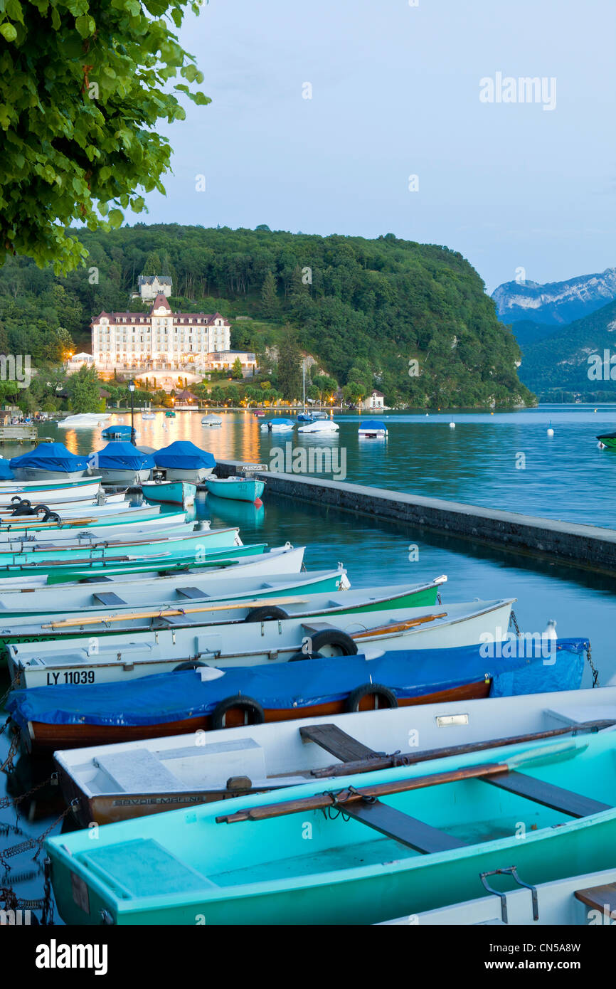 France, Haute Savoie, Menthon Saint Bernard, the marina and the Palace de Menthon (Luxury hotel of Menthon), Annecy lake Stock Photo