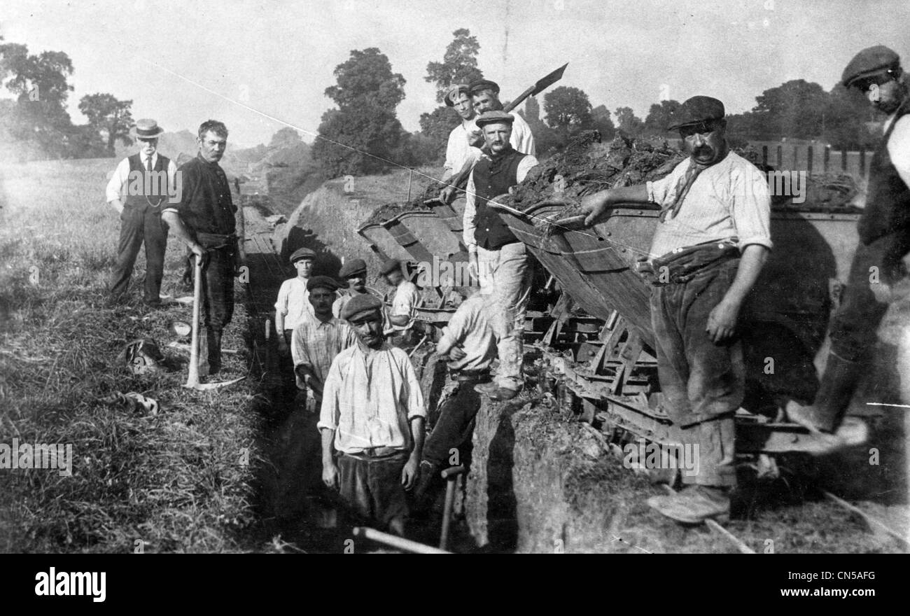 Workers constructing a railway cutting, Compton, Wolverhampton, 1912 Stock Photo