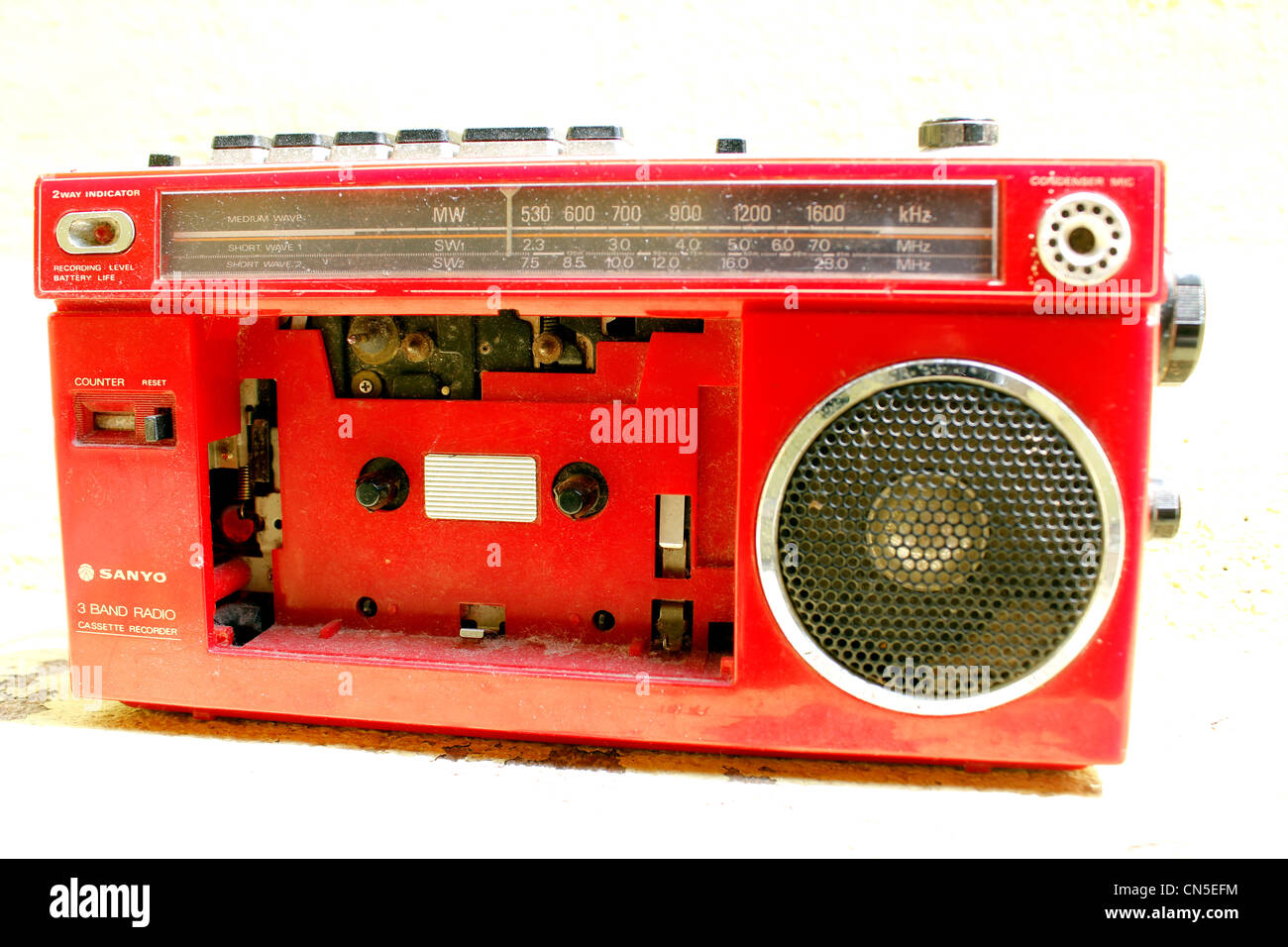 A broken radio Stock Photo - Alamy