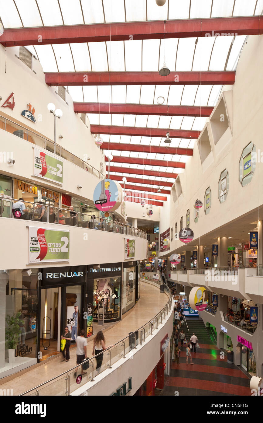 Israel, Tel Aviv, Dizengoff shopping mall designed by Israeli architect  Yitzhak Yashar and opens in 1977 Stock Photo - Alamy