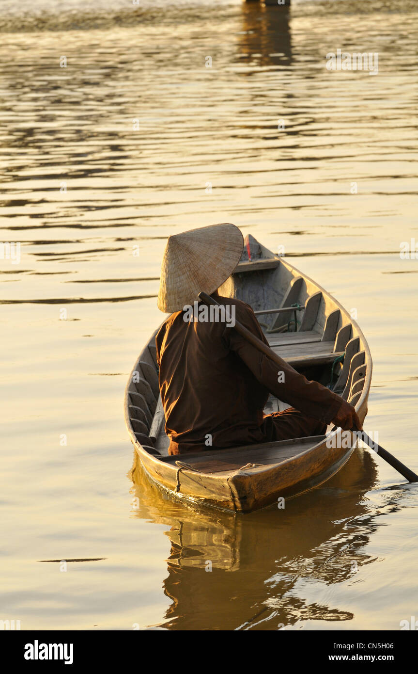 Vietnam, Quang Nam Province, Hoi An, Old Town, listed as World Heritage by UNESCO, boatman on Thu Bon River Stock Photo