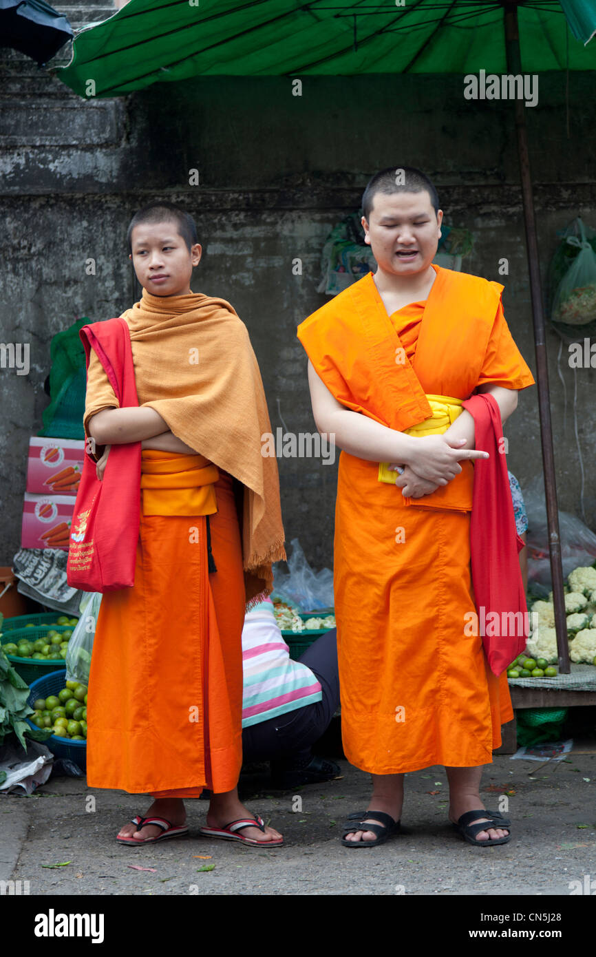 In Chiang Rai, a Buddhist monk and novice at the market (Thailand). Un moine Bouddhiste et un novice au marché de Chiang Rai. Stock Photo