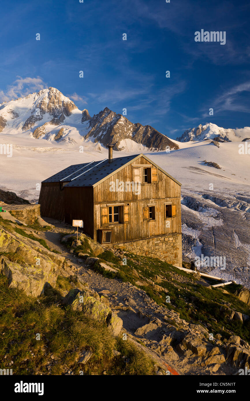 France, Haute Savoie, Massif du Mont Blanc, Chamonix Mont Blanc, Albert 1st refuge (2702m) with a view of the Glacier du Tour, Stock Photo