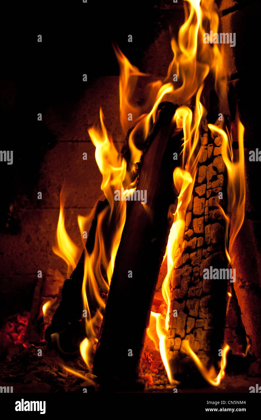 Firewood burning close up hi-res stock photography and images - Alamy