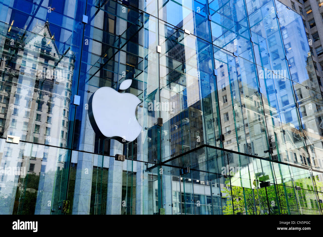 United States, New York City, Manhattan, Apple store on the 5th Avenue, reflecting the Plazza Stock Photo