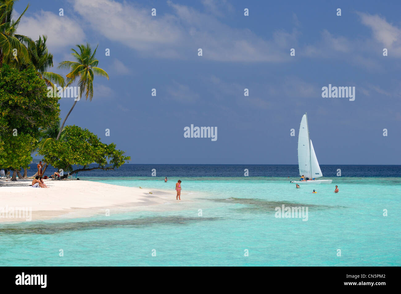 Maldives, North Male Atoll, Bandos Island, Bandos Island Resort Hotel, sandy beach and lagoon with toursits Stock Photo