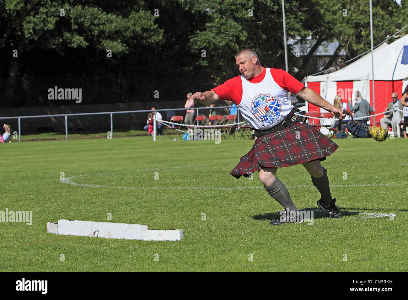 Scottish man weight throw hires stock photography and images Alamy