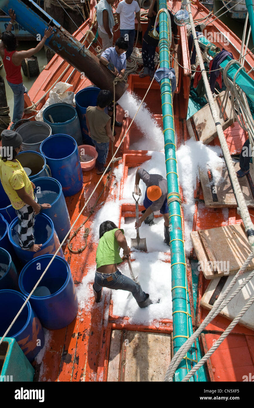 Fishing boats tie up at Lamsai Community to collect crushed ice before heading for the open sea, Songkhla, Thailand Stock Photo