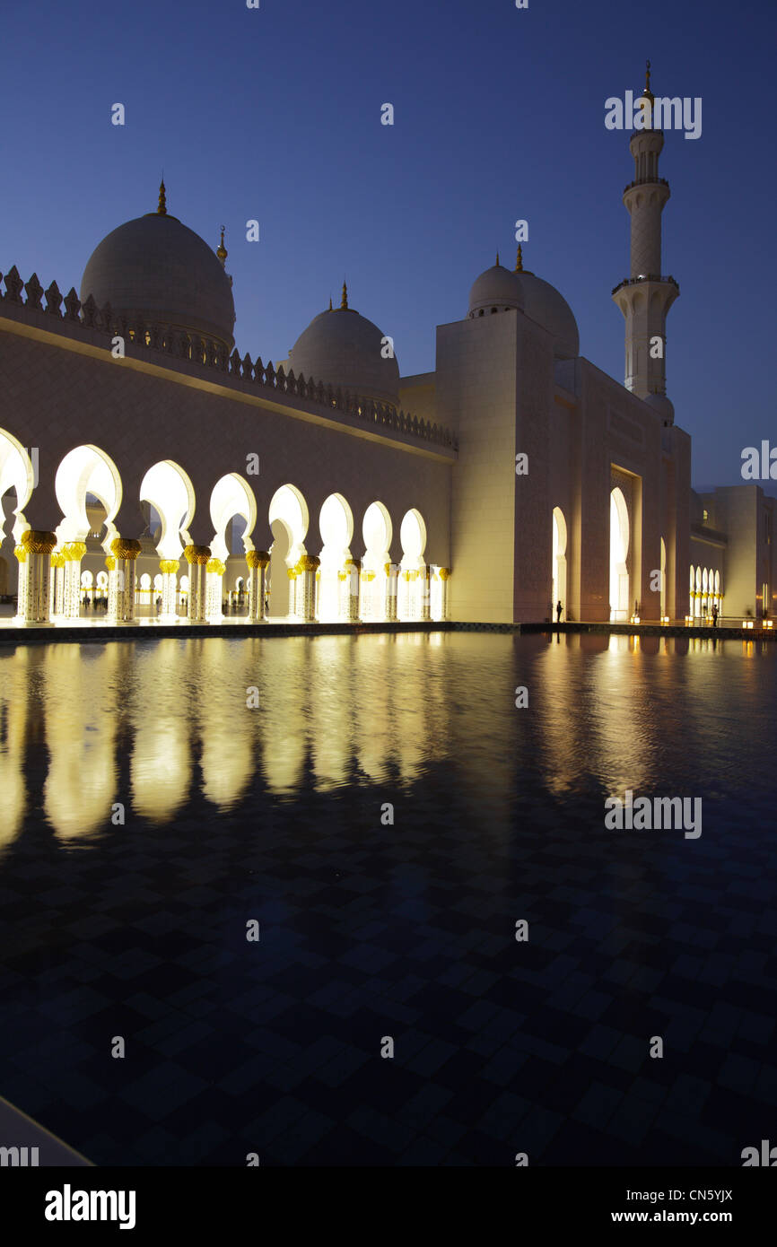 Sheikh Zayed Grand Mosque at dusk, Abu Dhabi, United Arab Emirates Stock Photo