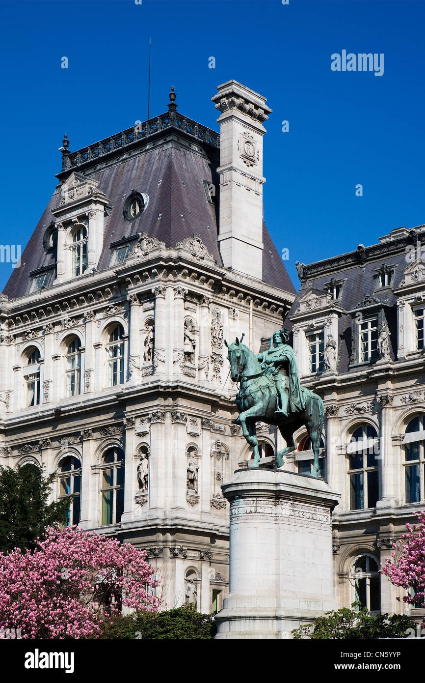 France, Paris, statue of Etienne Marcel, Hotel de Ville bank and City Hall in the background Stock Photo