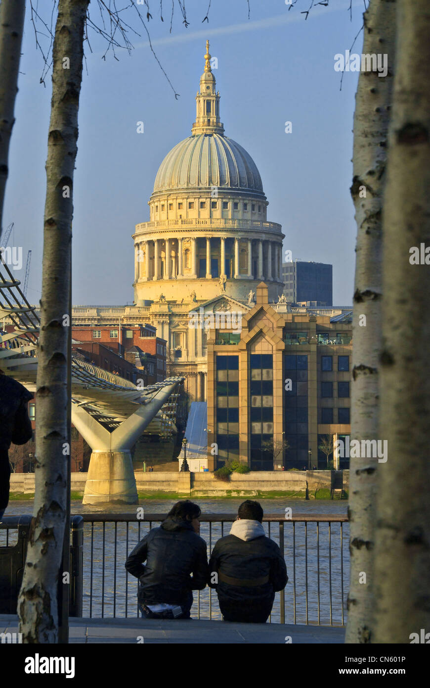 Two onlookers and Saint Paul's Stock Photo