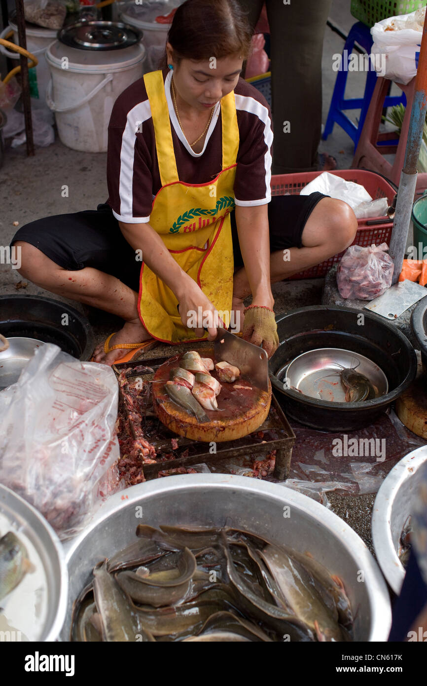 Sall holder at the Central Market cuts up fish for sale, Songkhla, Thailand, Jan 2008 Photo by Mike Goldwater Stock Photo