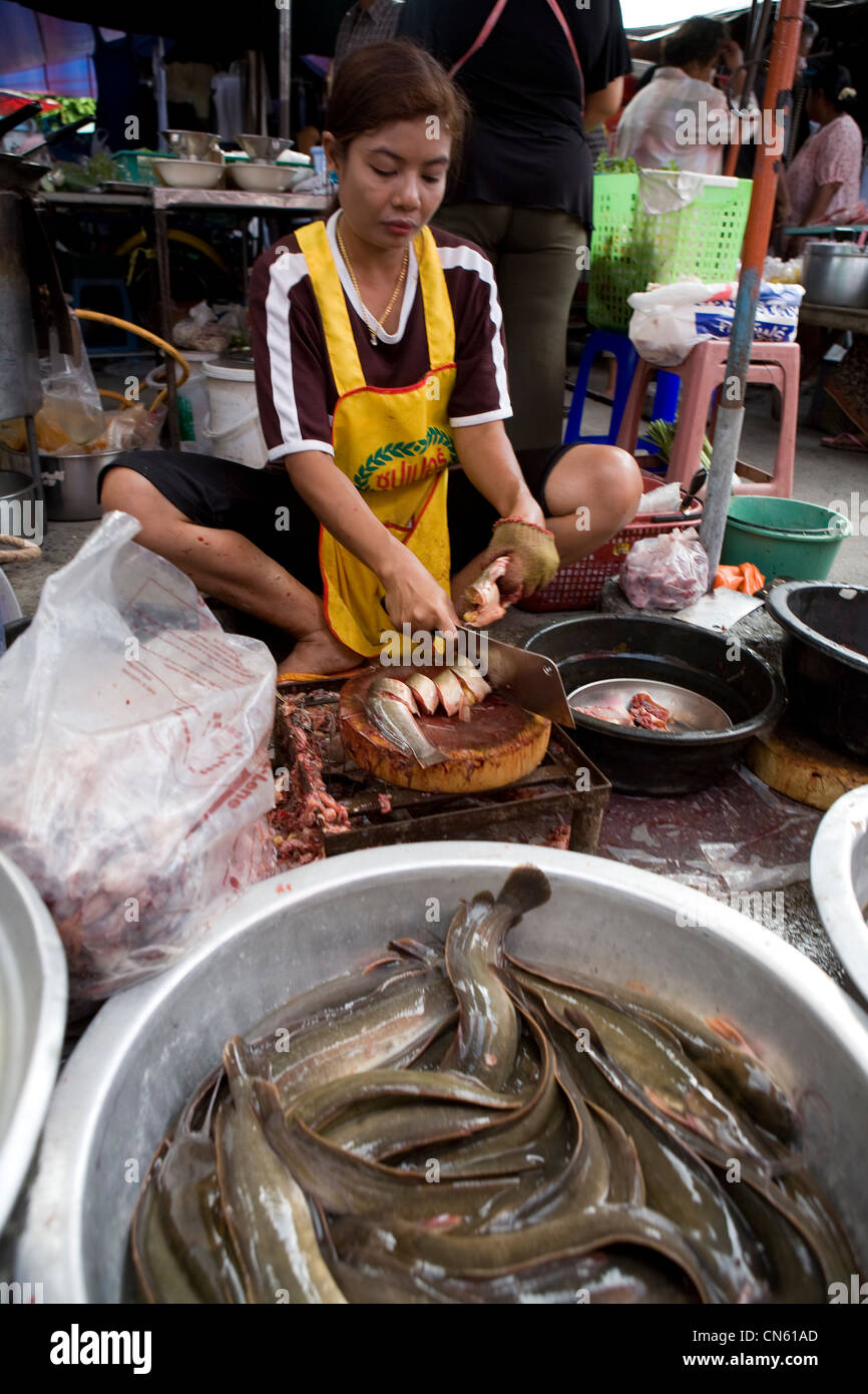 Sall holder at the Central Market cuts up fish for sale, Songkhla, Thailand, Jan 2008 Photo by Mike Goldwater Stock Photo