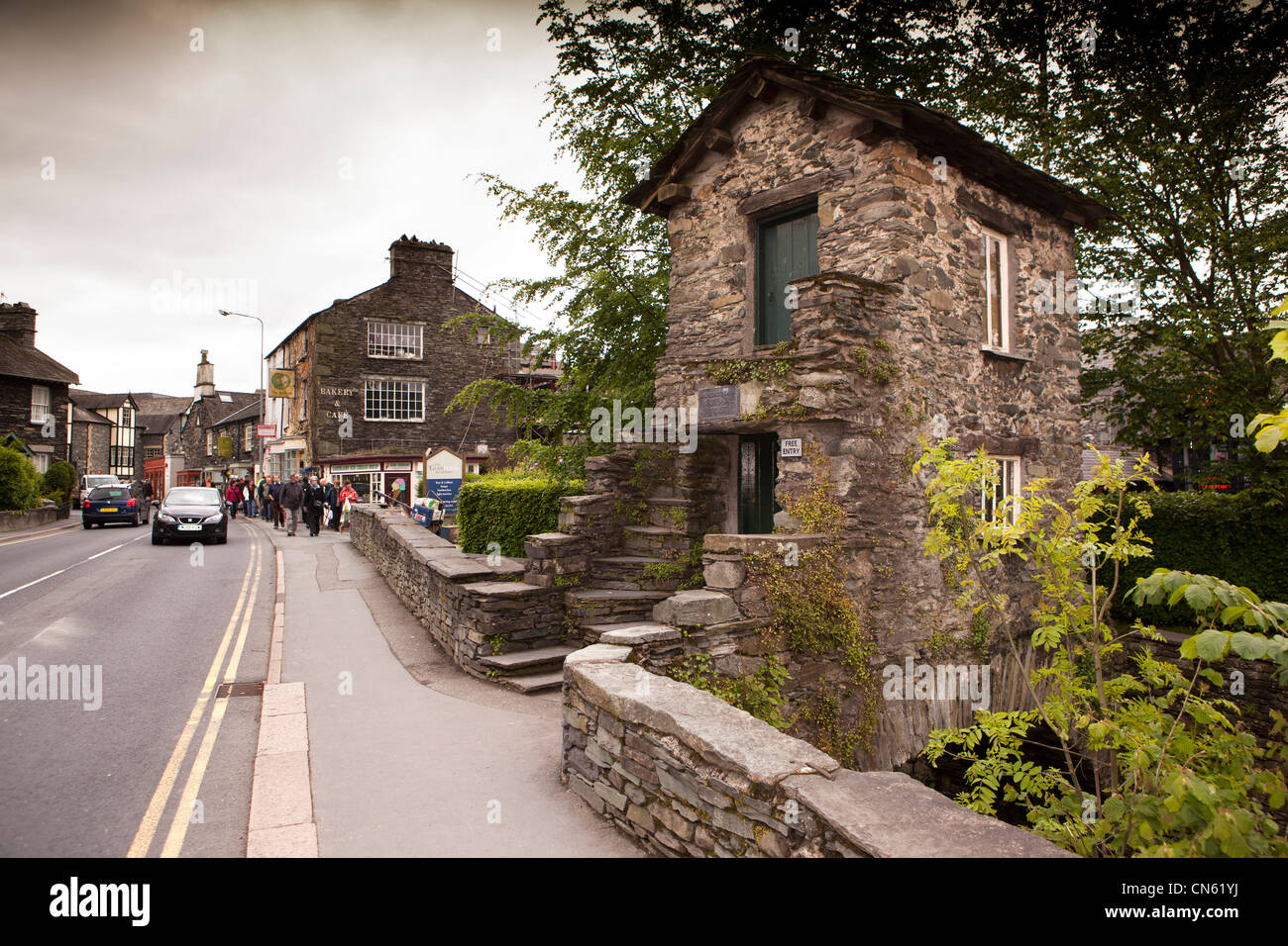 UK, Cumbria, Ambleside, Bridge House over Stock Ghyll, former apple store, once home to family of 6 Stock Photo