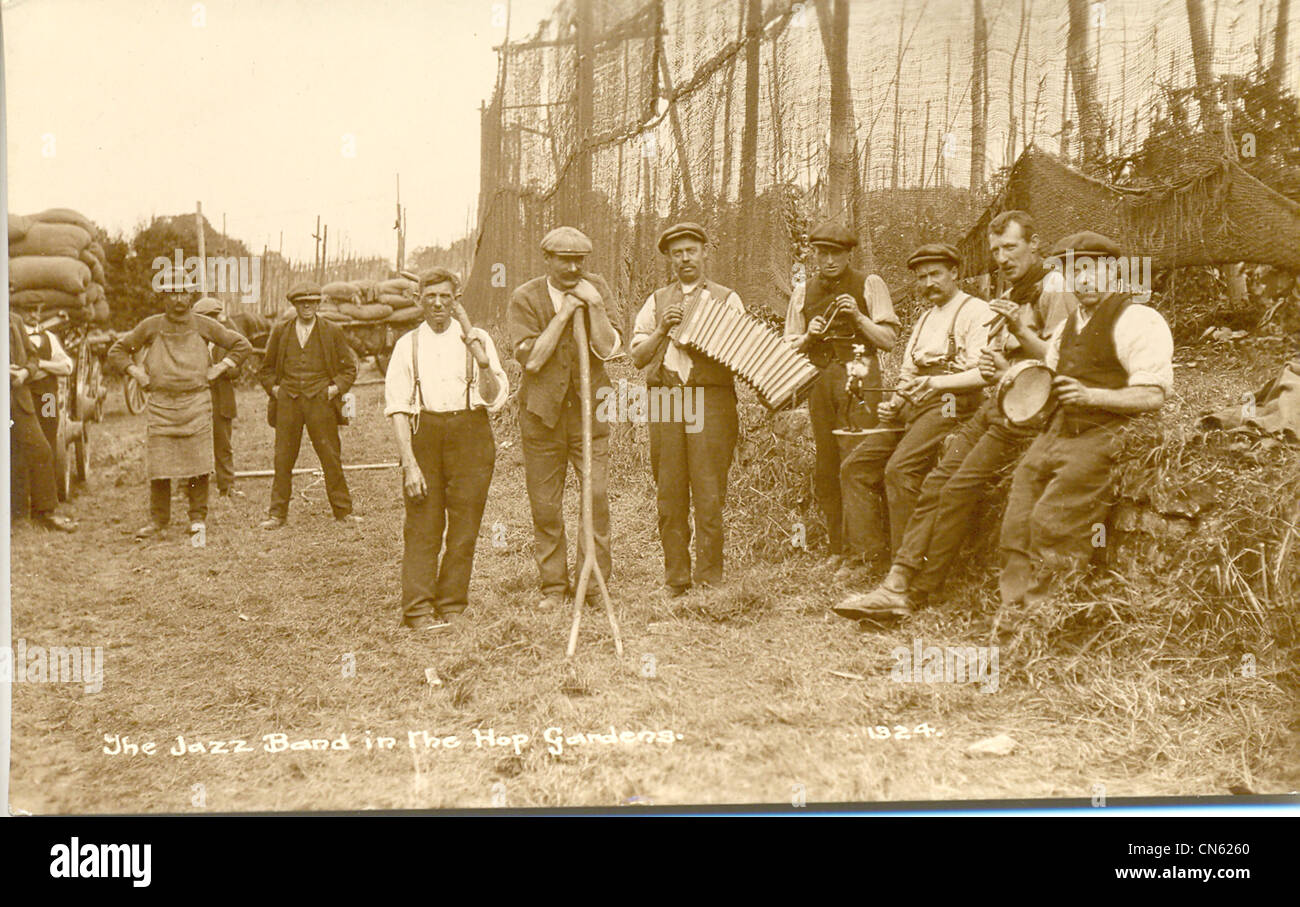 Postcard showing local Jazz Band in the Hop Gardens Stock Photo