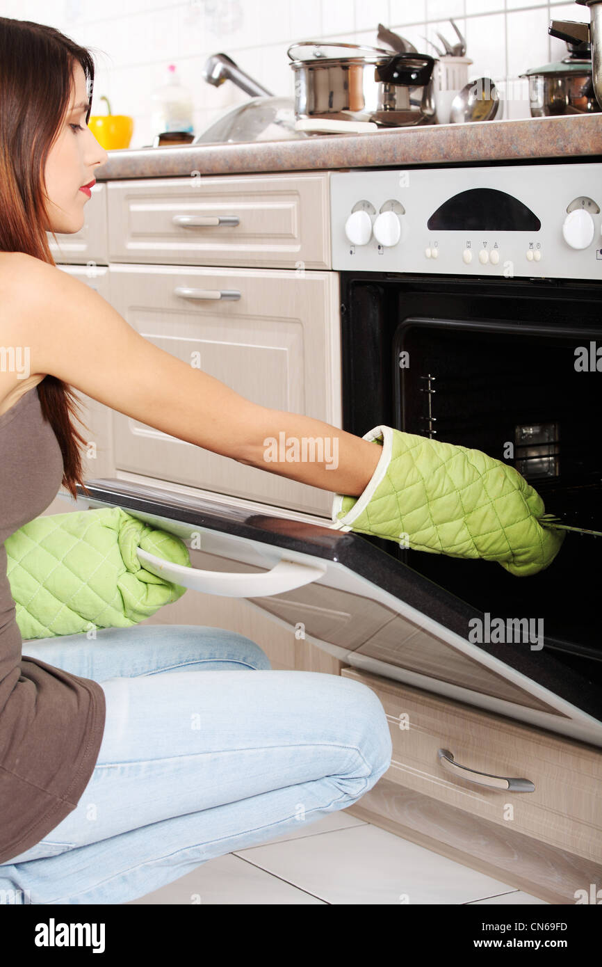 Baking gloves hi-res stock photography and images - Page 17 - Alamy