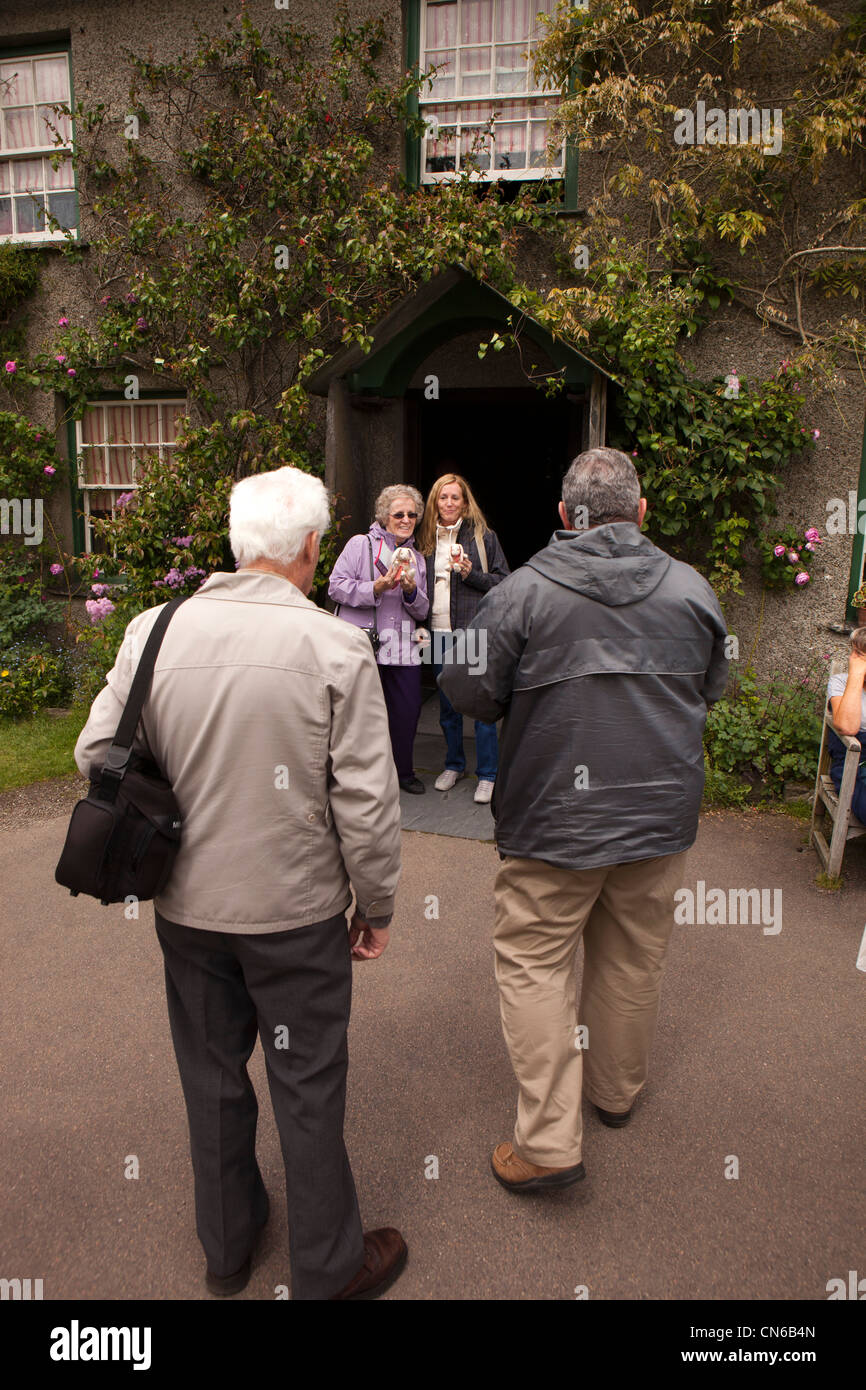 UK, Cumbria, Near Sawrey, visitors at Hill Top Farm, Beatrix Potter’s home taking souvenir photo at door Stock Photo
