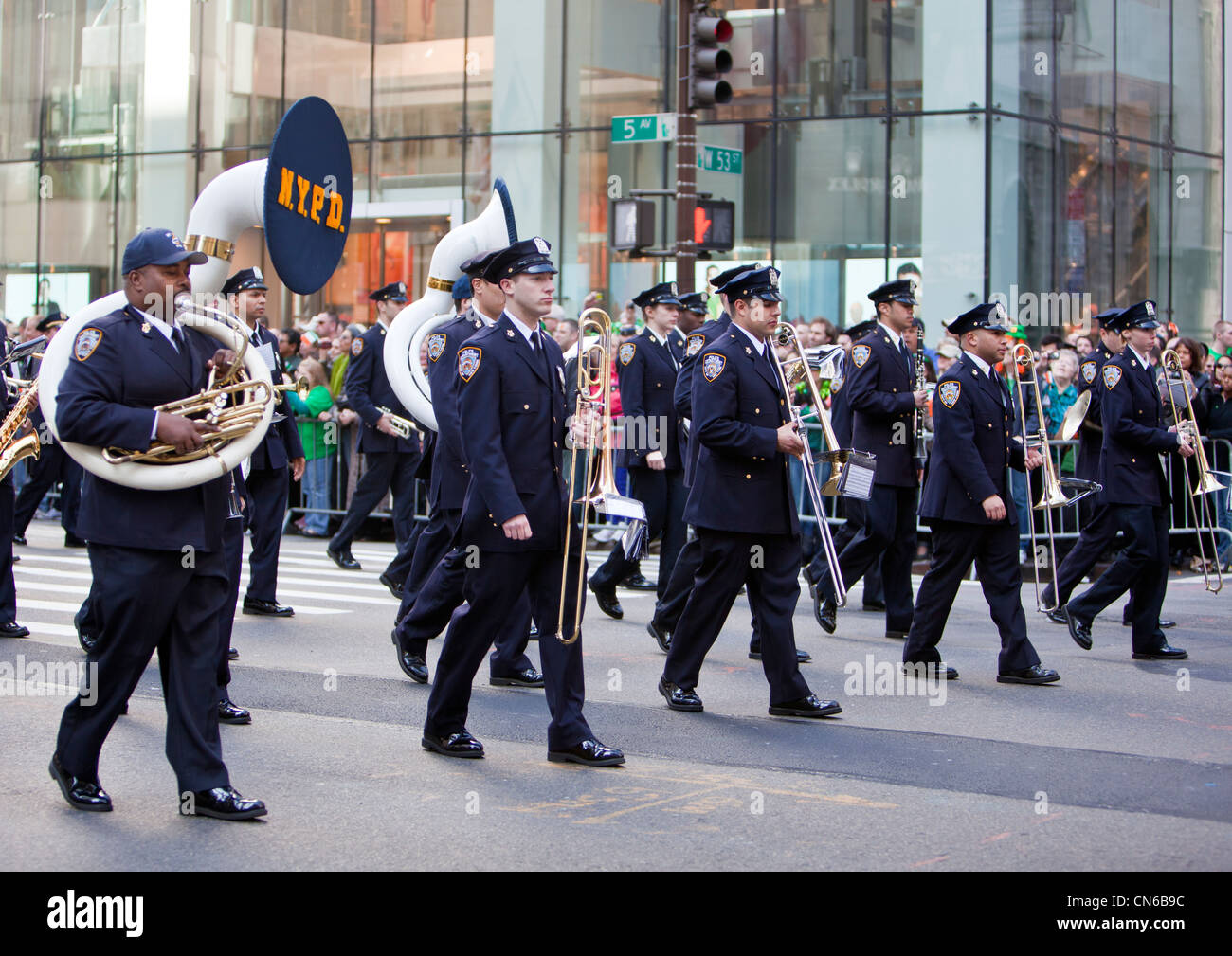 New york parade policeman hi-res stock photography and images - Alamy