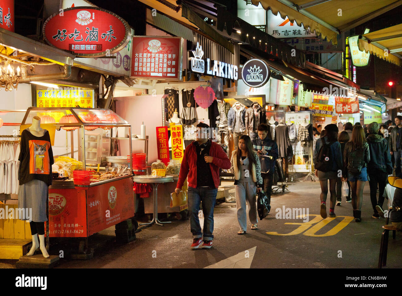 Shoppers in Shida Night Market, Taipei, Taiwan. JMH5634 Stock Photo