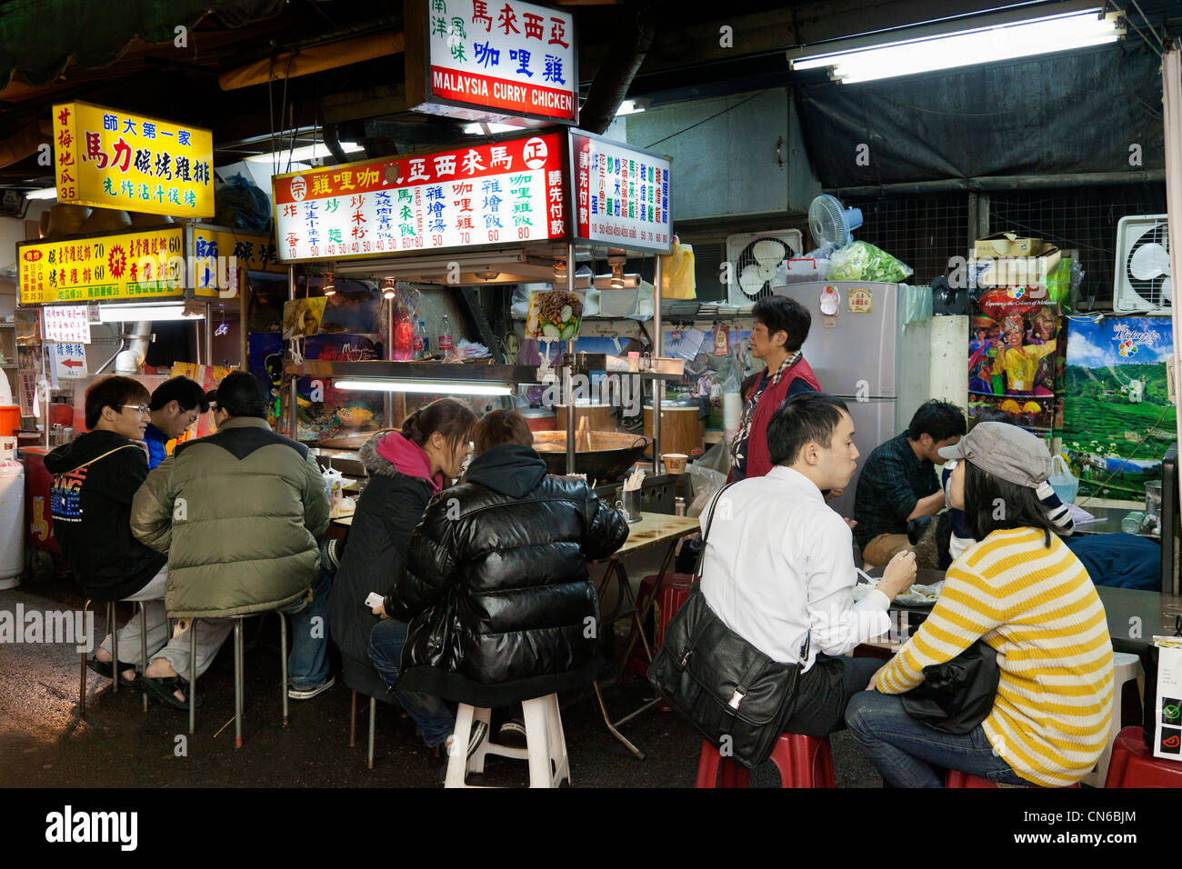 People eating at fast food stall in Shida Night Market, Taipei, Taiwan. JMH5635 Stock Photo