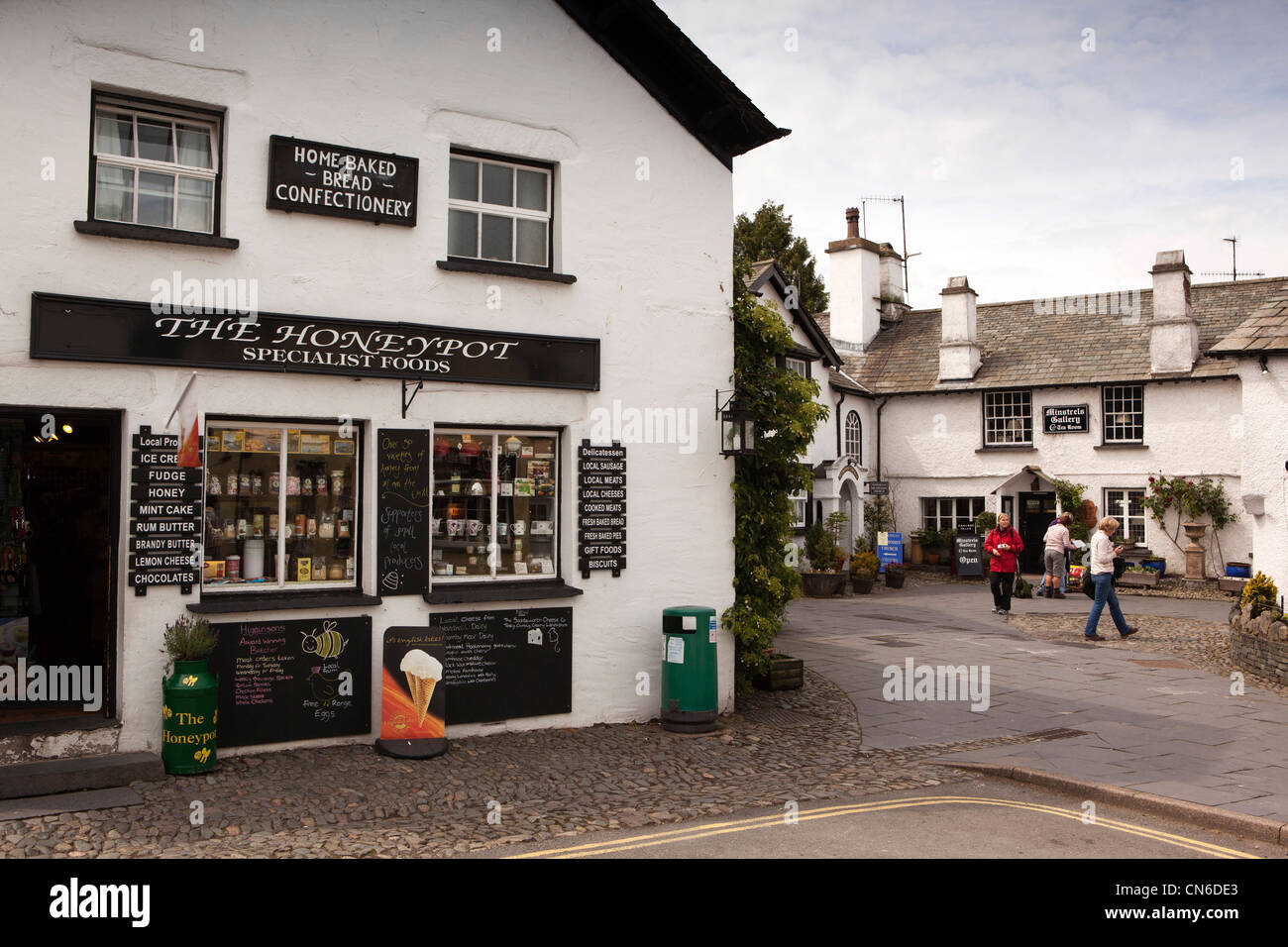UK, Cumbria, Lake District, Hawkshead, The Square, the Honeypot food shop Stock Photo