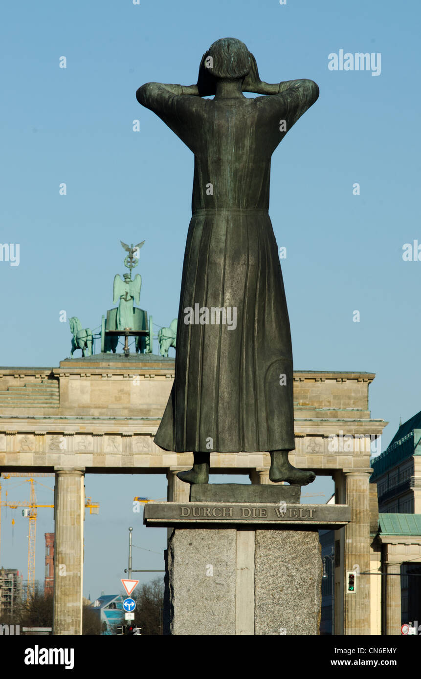 Sculpture 'The Crier' with Brandenburg Gate, Strasse des 17. Juni, Berlin Stock Photo