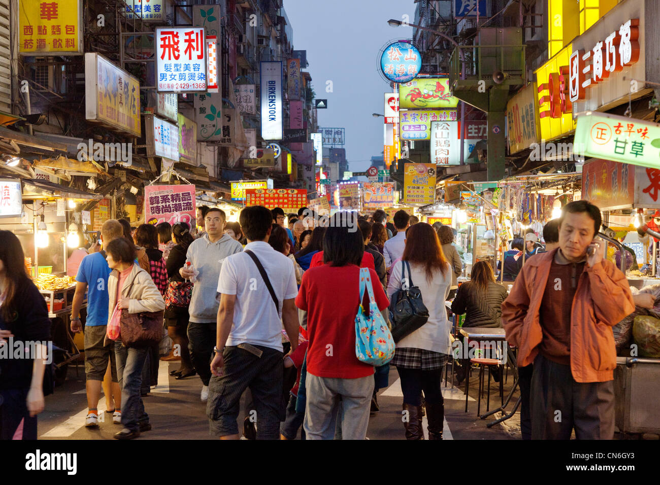 Shoppers in Keelung (Jilong) Temple Plaza Night Market, Miaokou Yeshi, Keelung Taiwan. JMH5787 Stock Photo