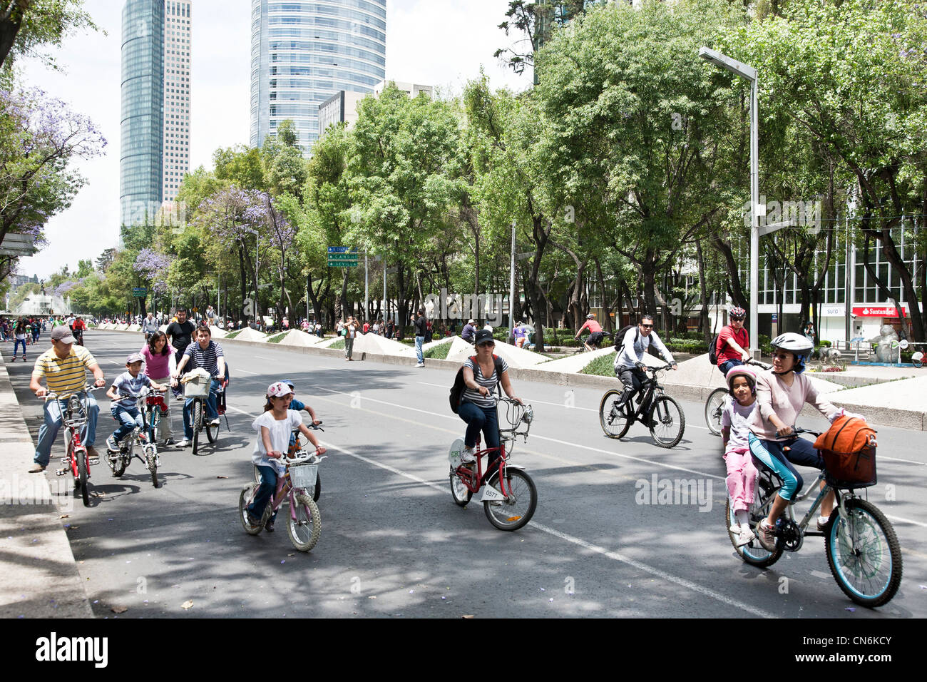 People and families in the paseo de mexico hi-res stock photography and ...