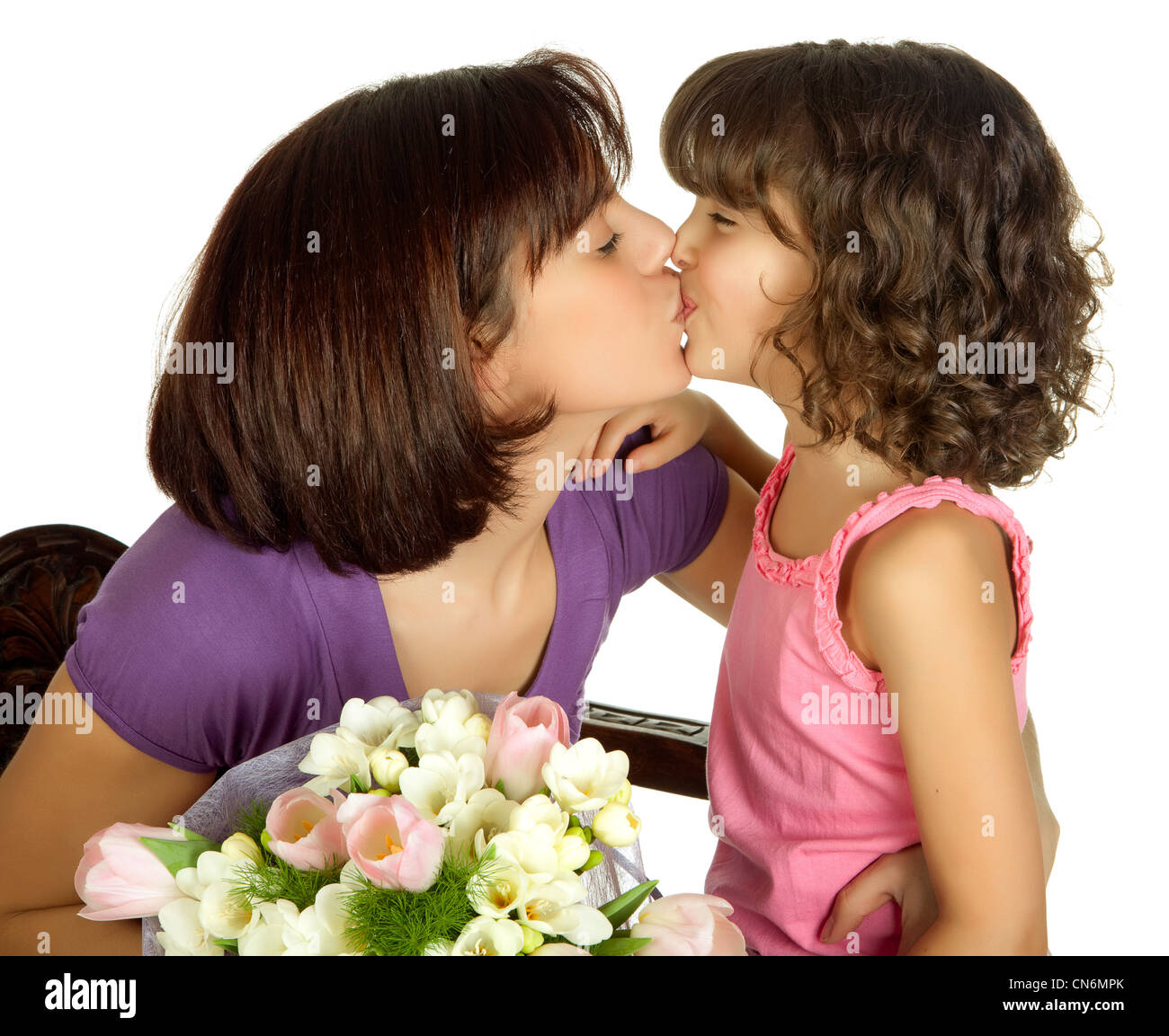 Русская мама с дочкой занимаются. Мама целует дочь. Поцелуй мамы. Мать с дочкой поцелуй. Мама с дочкой лесбиянят.