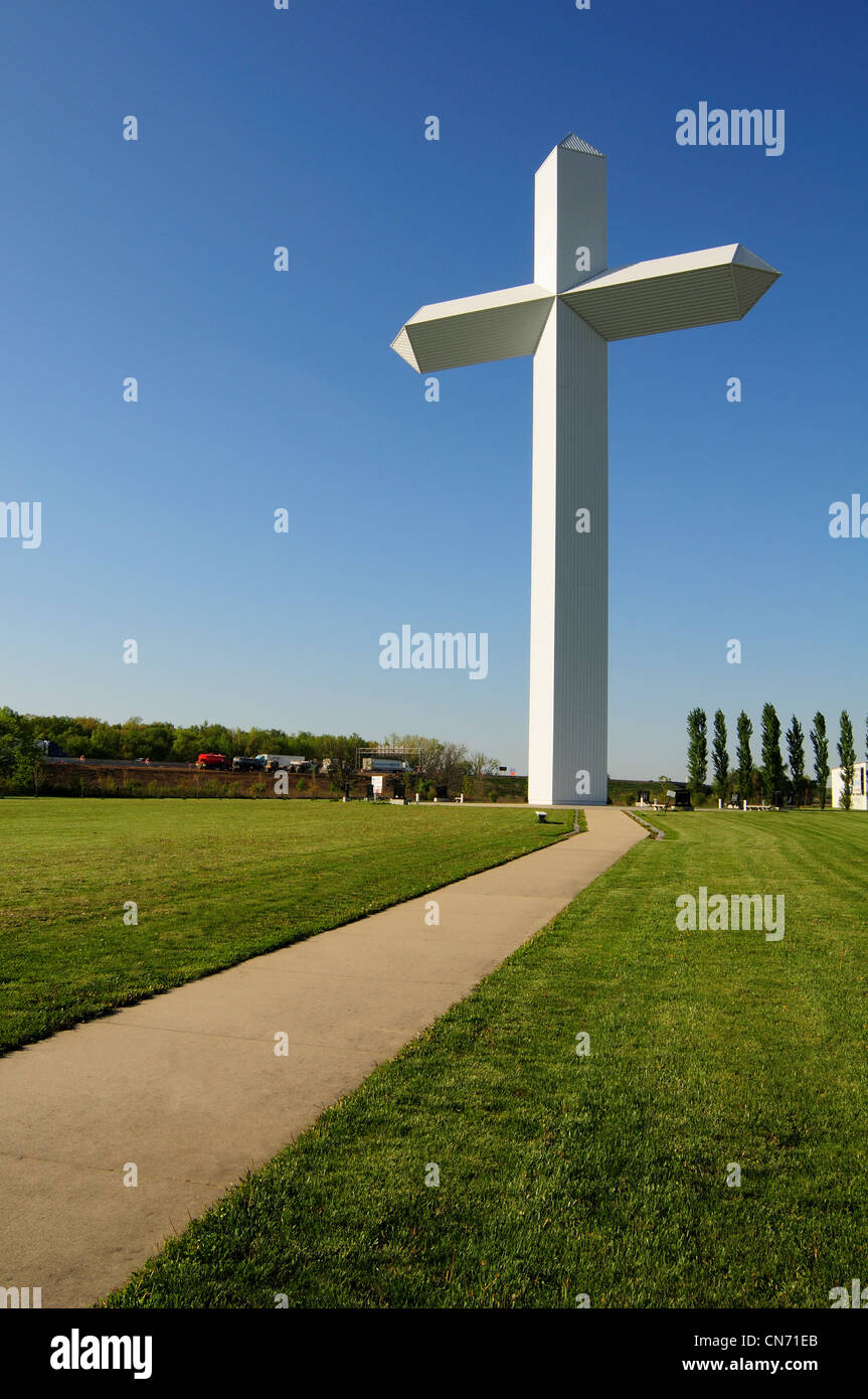 Christian cross monument in Effingham Illinois USA Stock Photo Alamy