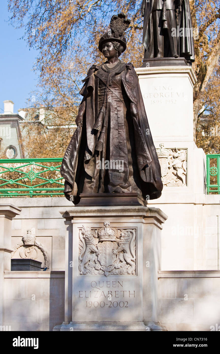 Queen mother statue Stock Photo Alamy