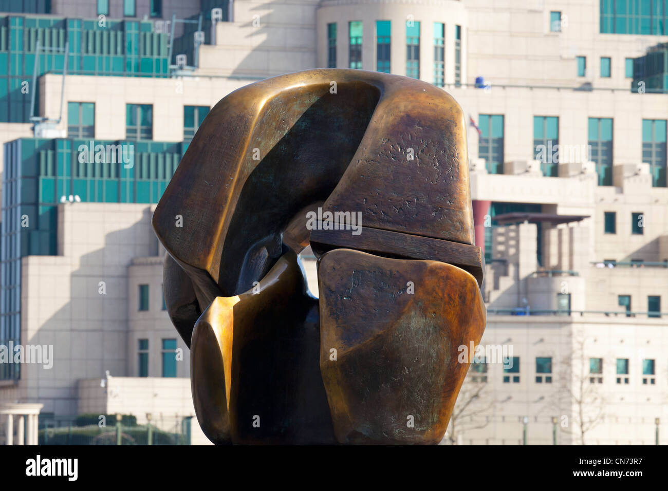 Henry Moore sculpture - locking pieces - with MI6 Headquarters in the background 2 Stock Photo