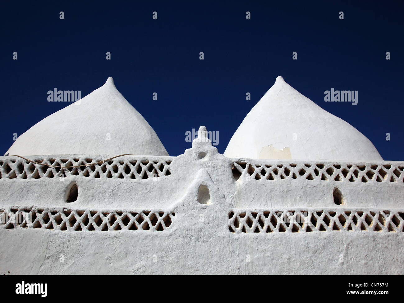 Arabischer Friedhof und Mausoleum von Scheich Muhammad bin Ali al-Alawi, Mirbat, Oman Stock Photo