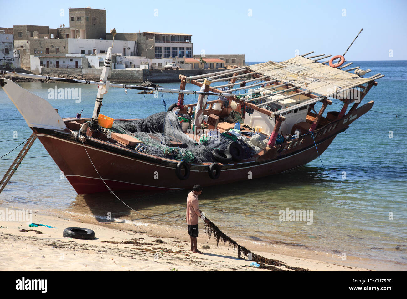 Dhau im alten Fischerhafen von Mirbat im Süden des Oman Stock Photo