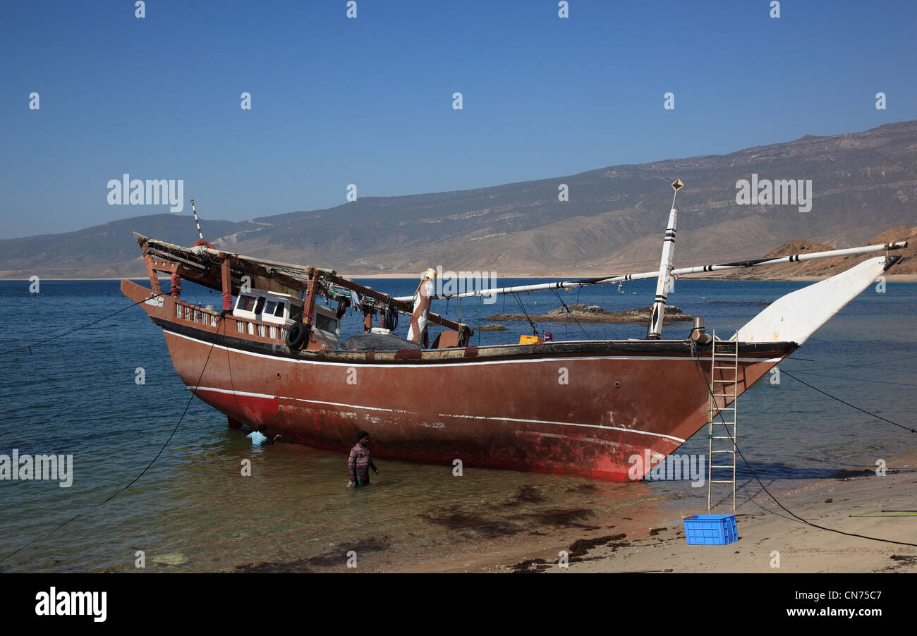 Dhau im alten Fischerhafen von Mirbat im Süden des Oman Stock Photo