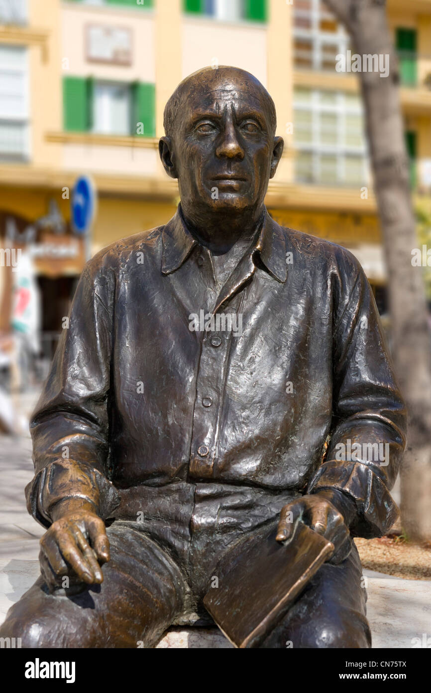 Statue of Pablo Picasso by sculptor Francisco Lopez Hernandez, Plaza de la Merced in the old town, Malaga, Andalucia, Spain Stock Photo