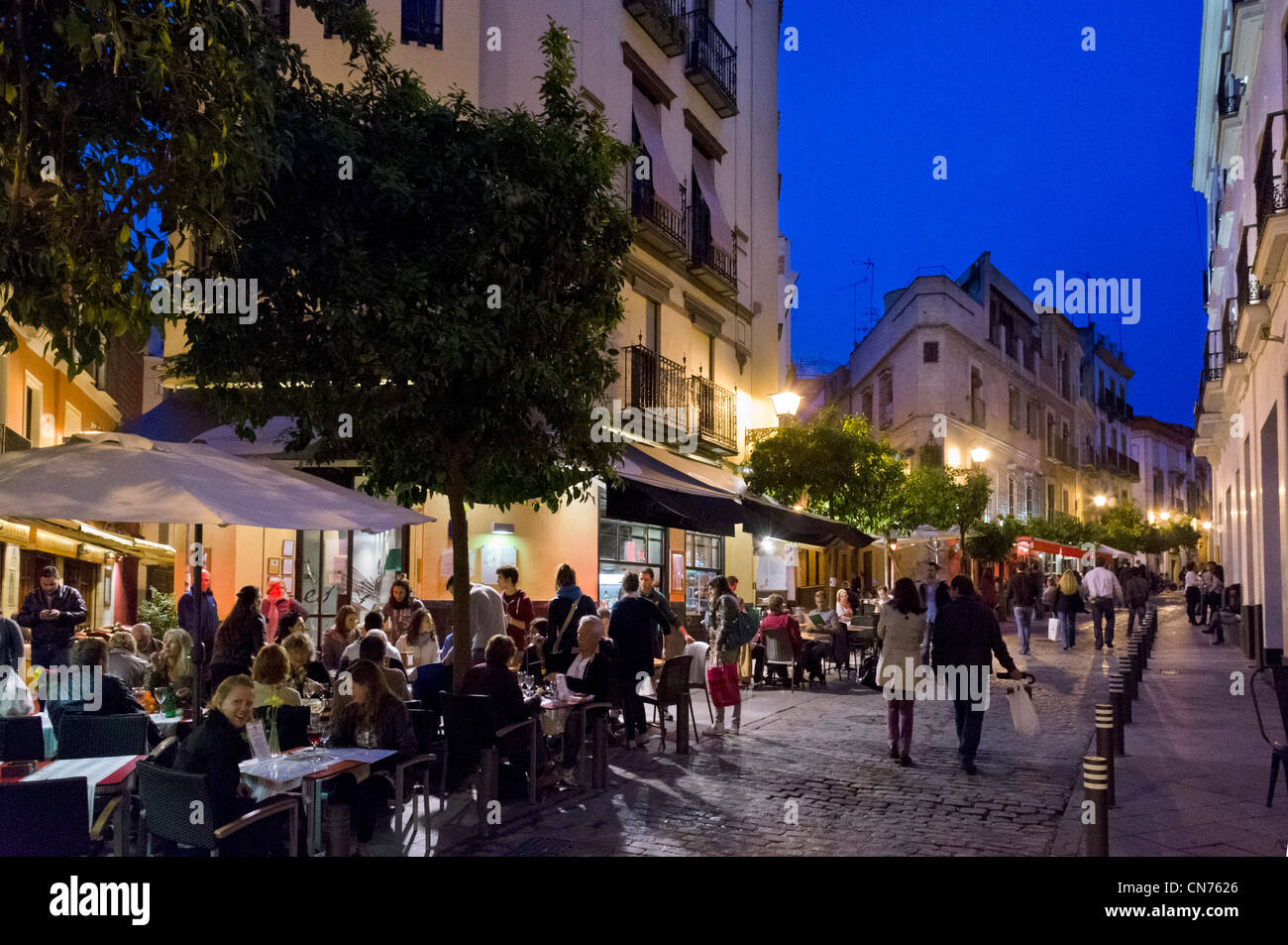 Cafes and restaurants at night near the Cathedral, Calle Alvarez Quintero, Sevilla, Andalucia, Spain Stock Photo