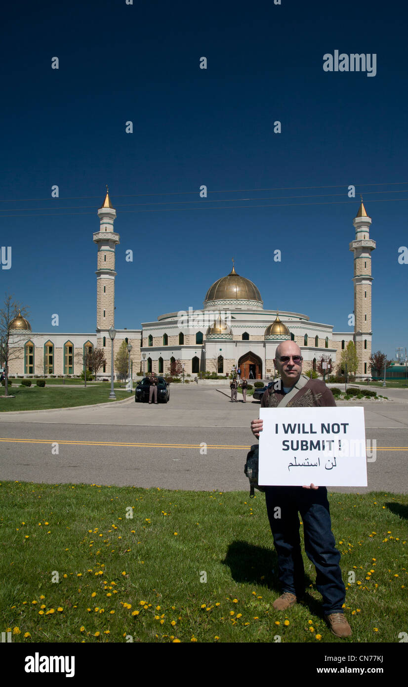 Dearborn, Michigan - Followers of Florida pastor Terry Jones at a rally against Islam in front of the Islamic Center of America. Stock Photo