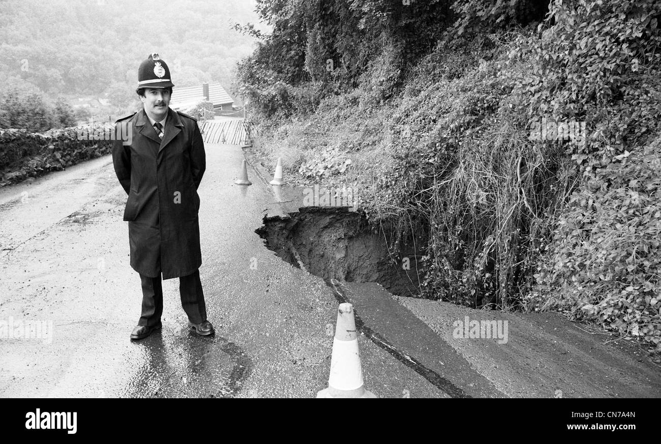 Policeman next to hole which appeared above disused lime caverns in Lincoln Hill Ironbridge PICTURE DAVID BAGNALL 15/7/82 Stock Photo