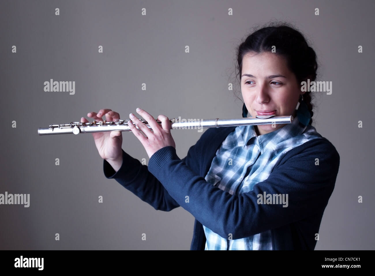 Флейта учиться. Игра на флейте. Игра на флейте референс. Фото игра на флейты на флейте. Поперечная флейта обои.