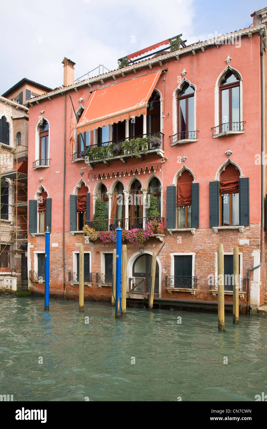 Pink Moorish style canal side house, Grand canal, Venice, Italy Stock Photo