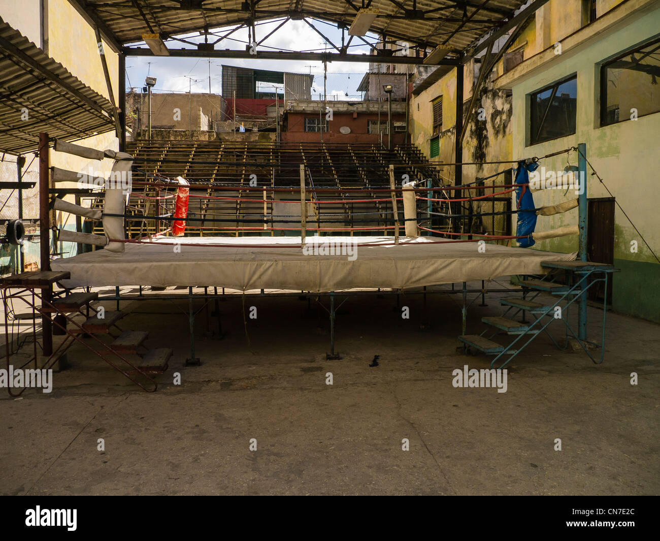 Empty boxing ring hi-res stock photography and images - Alamy